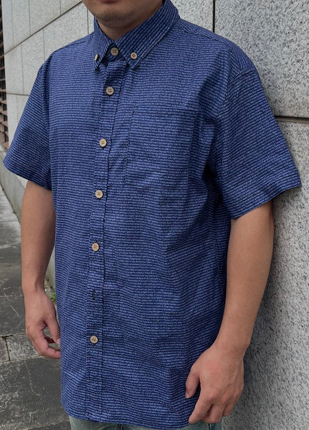 Wearing custom navy short sleeve shirt, presenting crisp printing effect and comfortable daily fit